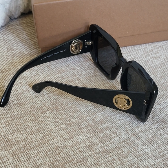 Burberry Women\'s Sunglasses, BE4344 Daisy.. Brand New!! main image 7